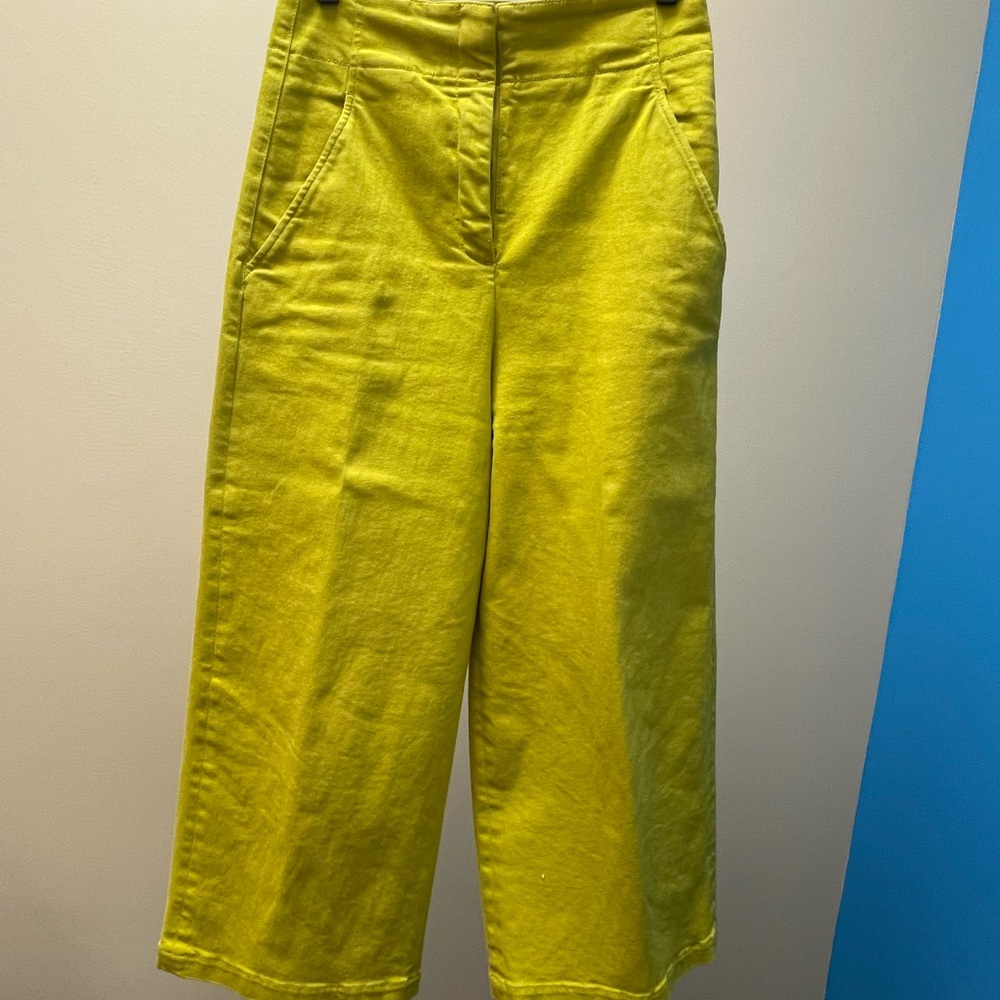 Cropped cotton stretchy denim pants.